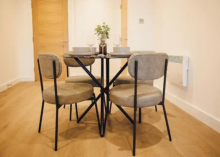 2 Bed Flat Centre - Balcony, Free Parking & Darts Διαμέρισμα