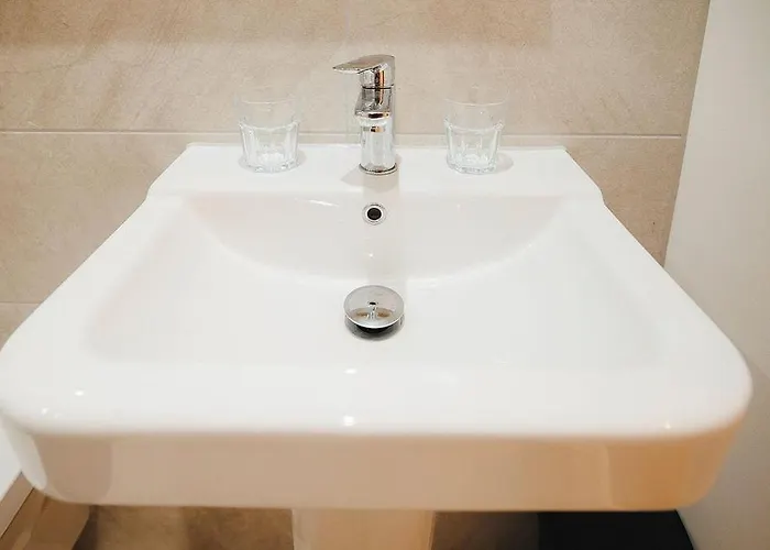 2 Bed Flat Centre - Balcony, Free Parking & Darts Διαμέρισμα Λιντς