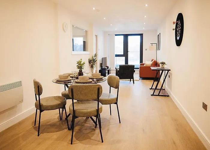 2 Bed Flat Centre - Balcony, Free Parking & Darts Διαμέρισμα Λιντς