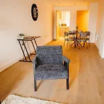 Apartment 2 Bed, Centre - Private Balcony, Free Parking & Darts *