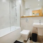 2 Bed, Centre - Private Balcony, Free Parking & Darts Apartment Leeds (West Yorkshire)