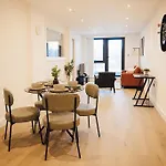 2 Bed, Centre - Private Balcony, Free Parking & Darts Apartment Leeds (West Yorkshire)