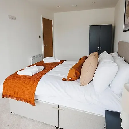 2 Bed, Centre - Private Balcony, Free Parking & Darts Appartement *