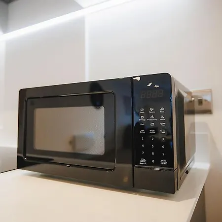 Апартаменти 2 Bed Flat Centre - Balcony, Free Parking & Darts *