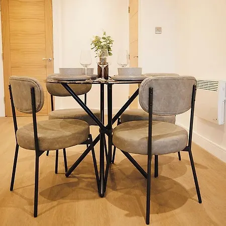 2 Bed, Leeds Centre - Private Balcony, Free Parking & Darts Apartamento