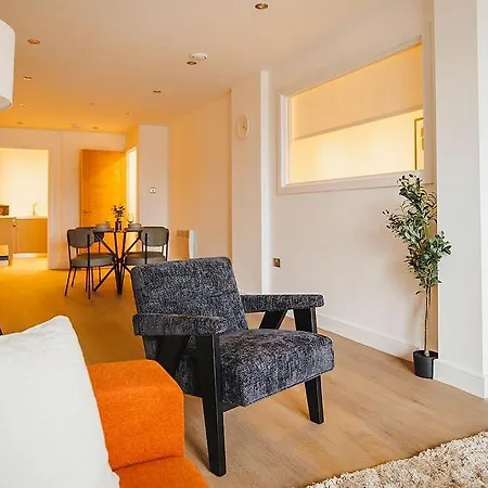 2 Bed, Centre - Private Balcony, Free Parking & Darts Apartamento