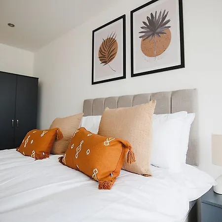 2 Bed, Centre - Private Balcony, Free Parking & Darts