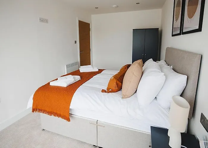 2 Bed, Leeds Centre - Private Balcony, Free Parking & Darts Apartamento *