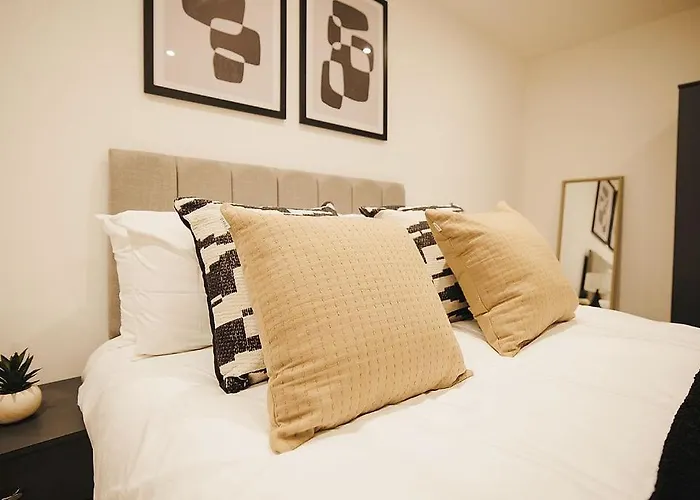 2 Bed, Leeds Centre - Private Balcony, Free Parking & Darts *