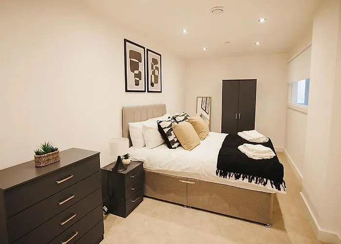 2 Bed Flat Centre - Balcony, Free Parking & Darts * Лідс