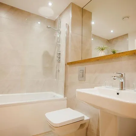 2 Bed, Centre - Private Balcony, Free Parking & Darts * לידס