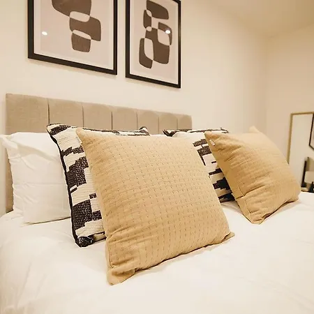 2 Bed, Centre - Private Balcony, Free Parking & Darts *