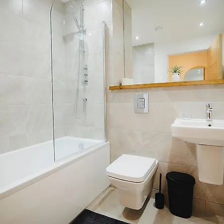 2 Bed, Centre - Private Balcony, Free Parking & Darts דירה לידס