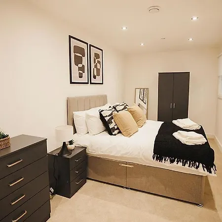 2 Bed, Centre - Private Balcony, Free Parking & Darts * לידס