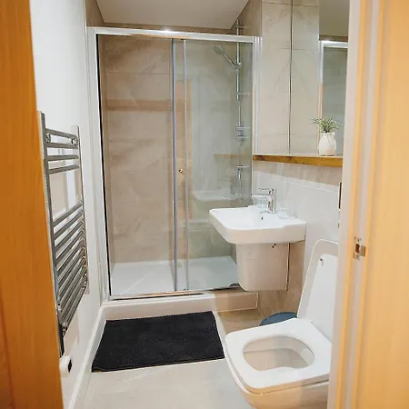 דירה 2 Bed, Centre - Private Balcony, Free Parking & Darts לידס