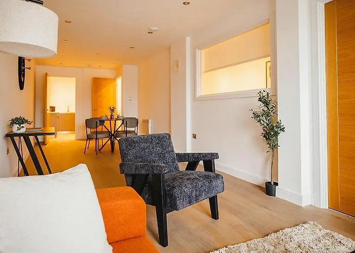 2 Bed Flat Centre - Balcony, Free Parking & Darts Appartement